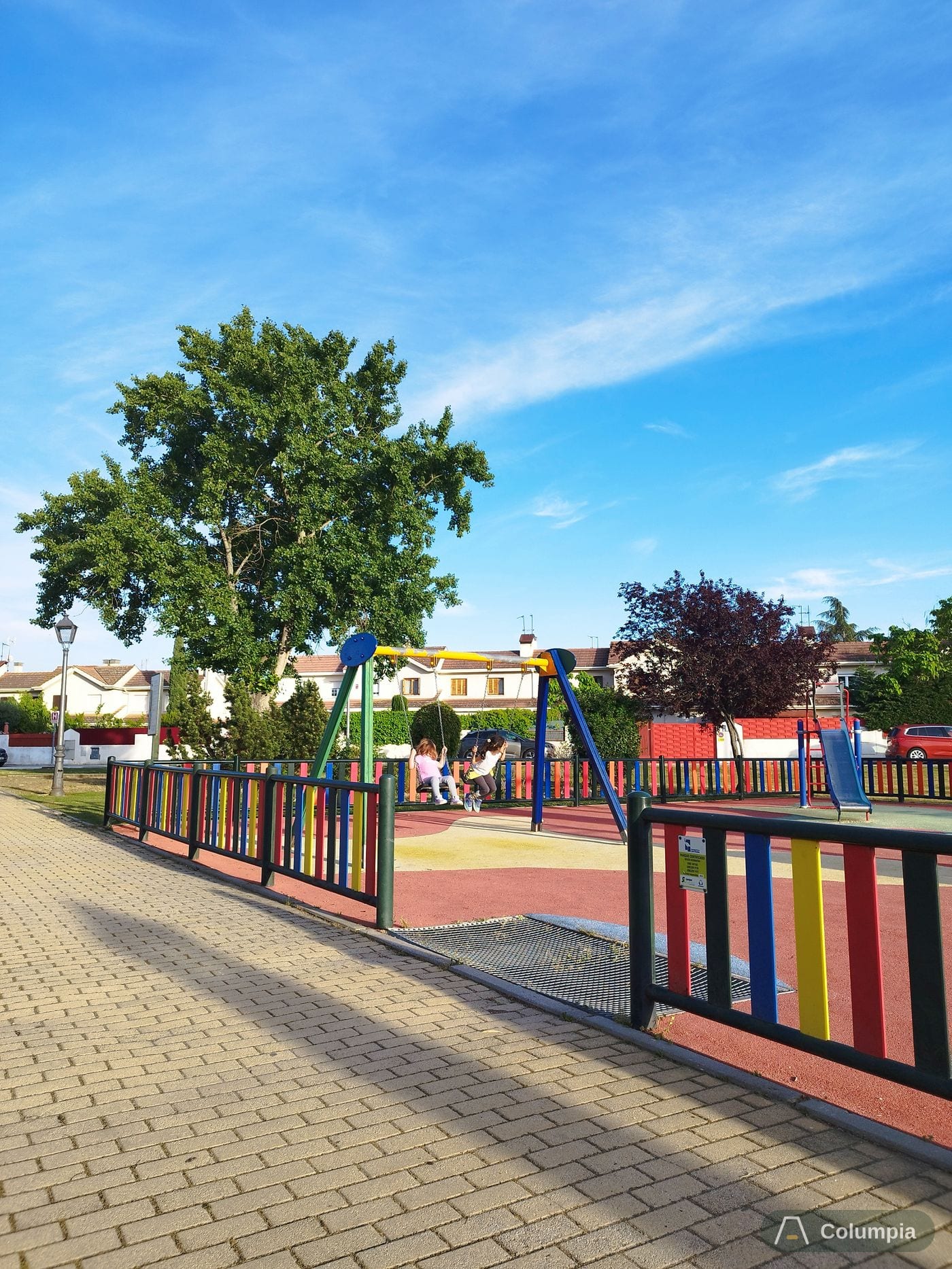 Foto del parque Parque infantil con columpios